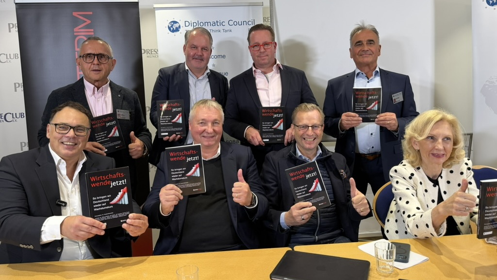 Autoren bei der Buchpräsentation des UNITEDINTERIM Wirtschaftsreports